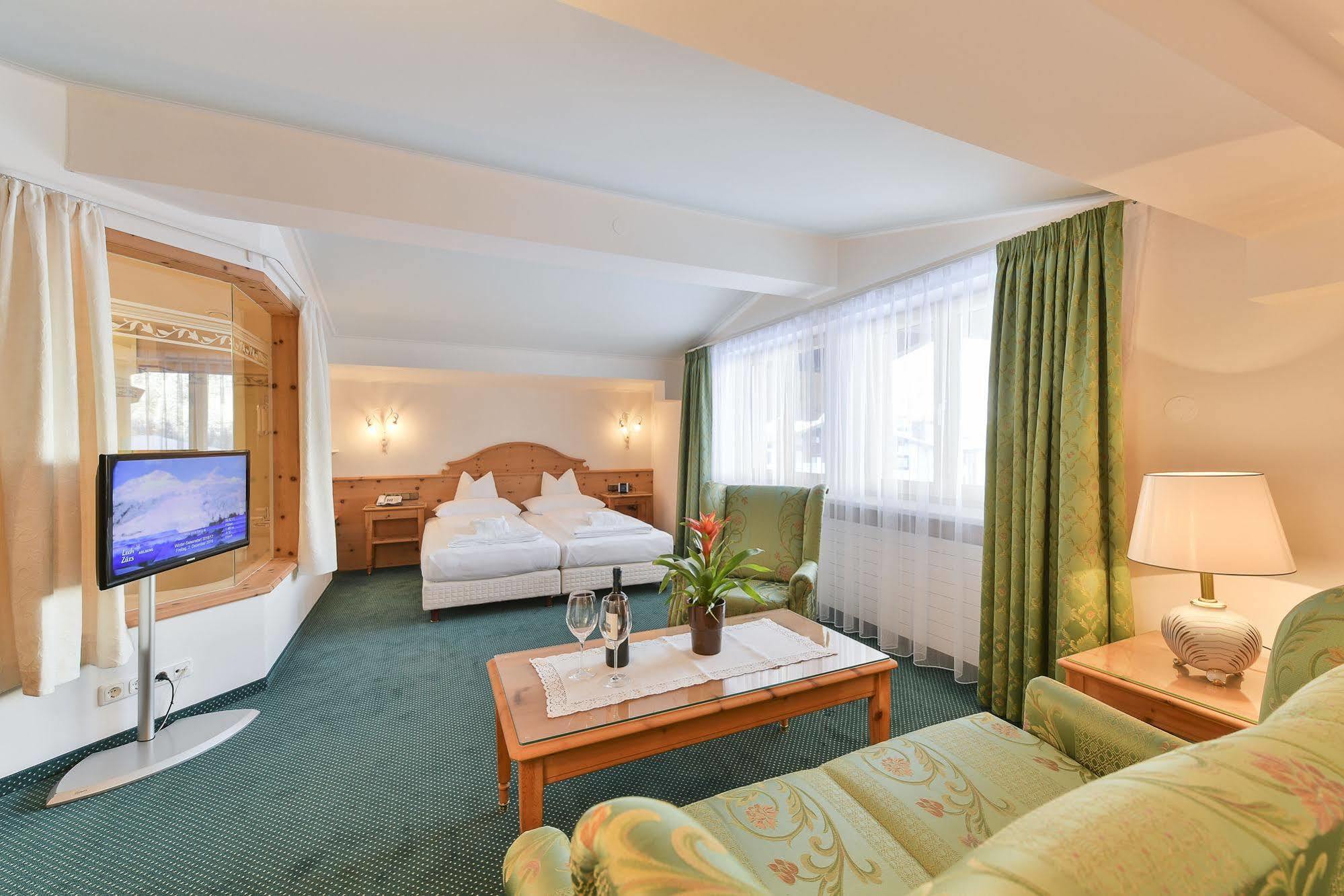 Hotel Schwarzwand レッヒ エクステリア 写真